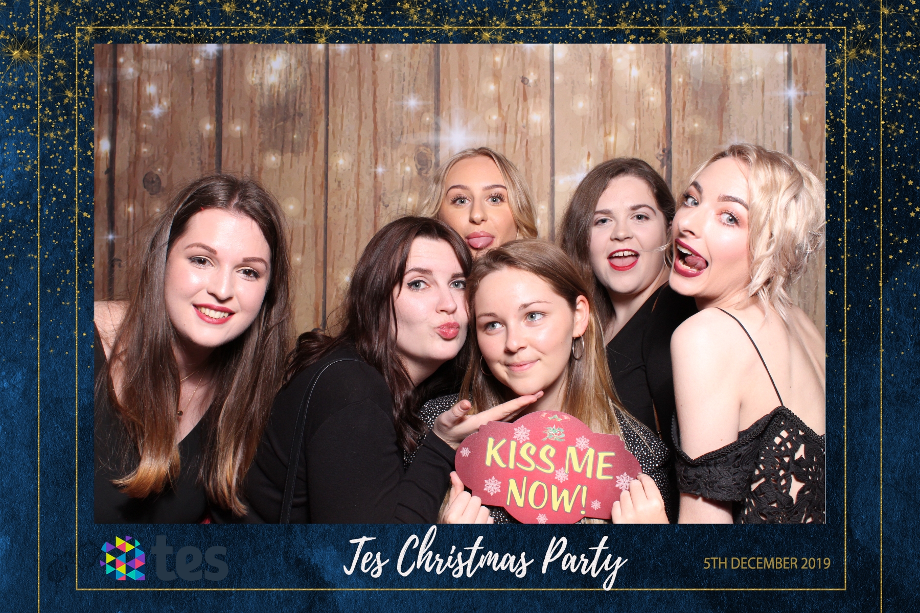 Tes Christmas party  | View more photos from the event at gallery.magicimages.uk/u/MagicImages/Tes-Christmas-party